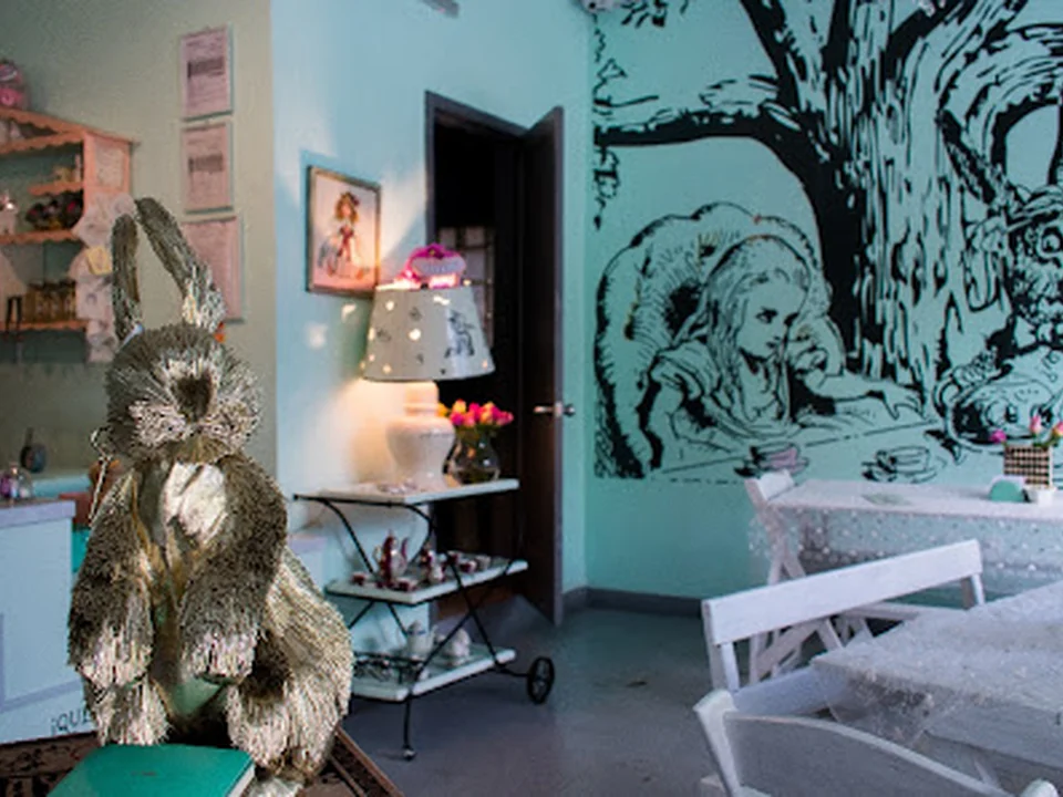 Down The Rabbit Hole / Cafetería & Crepería