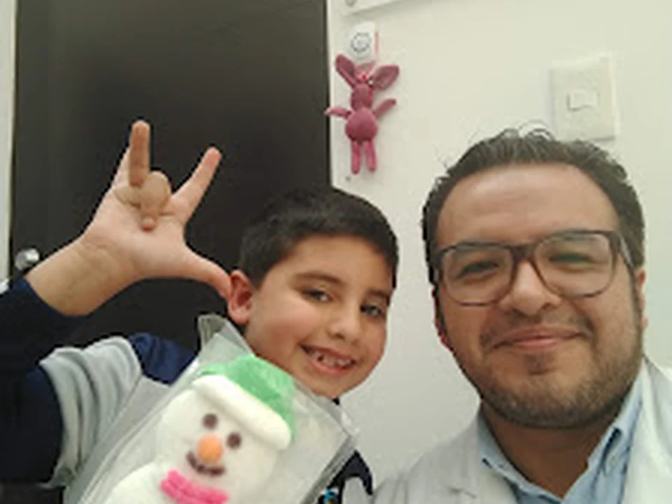 Psiquiatra y paidopsiquiatra Dr. Roberto Alexis Molina, Ciudad de México