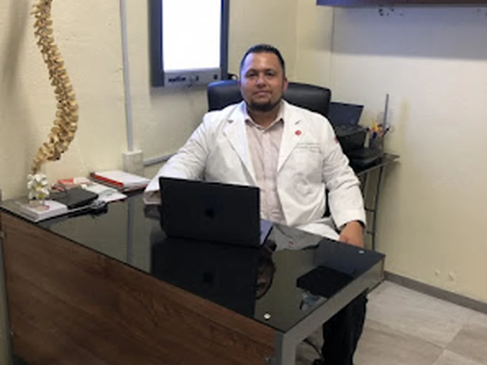 Dr. Roberto Renán Albavera Gutiérrez, Traumatólogo, Ciudad de México