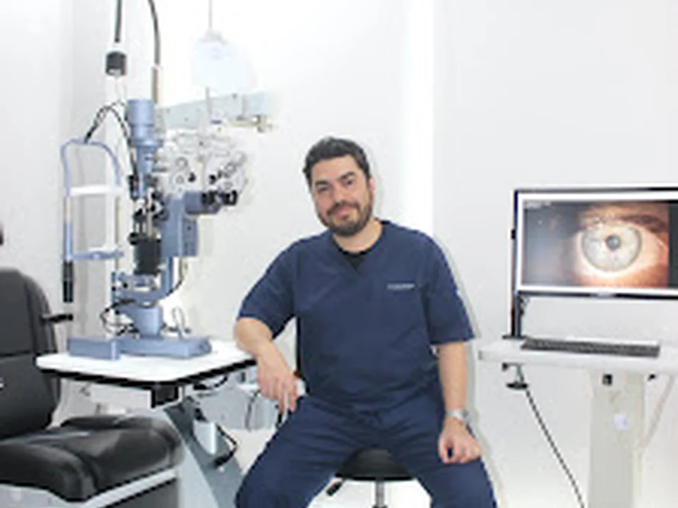 Dr. Carlos Enrique de la Torre, Oftalmólogo., Ciudad de México